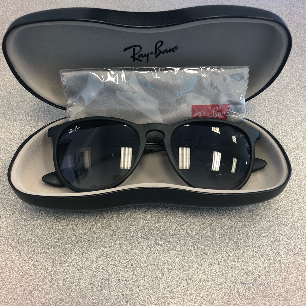 Authentic 💯 Ray Ban Ericka sunglasses 🕶